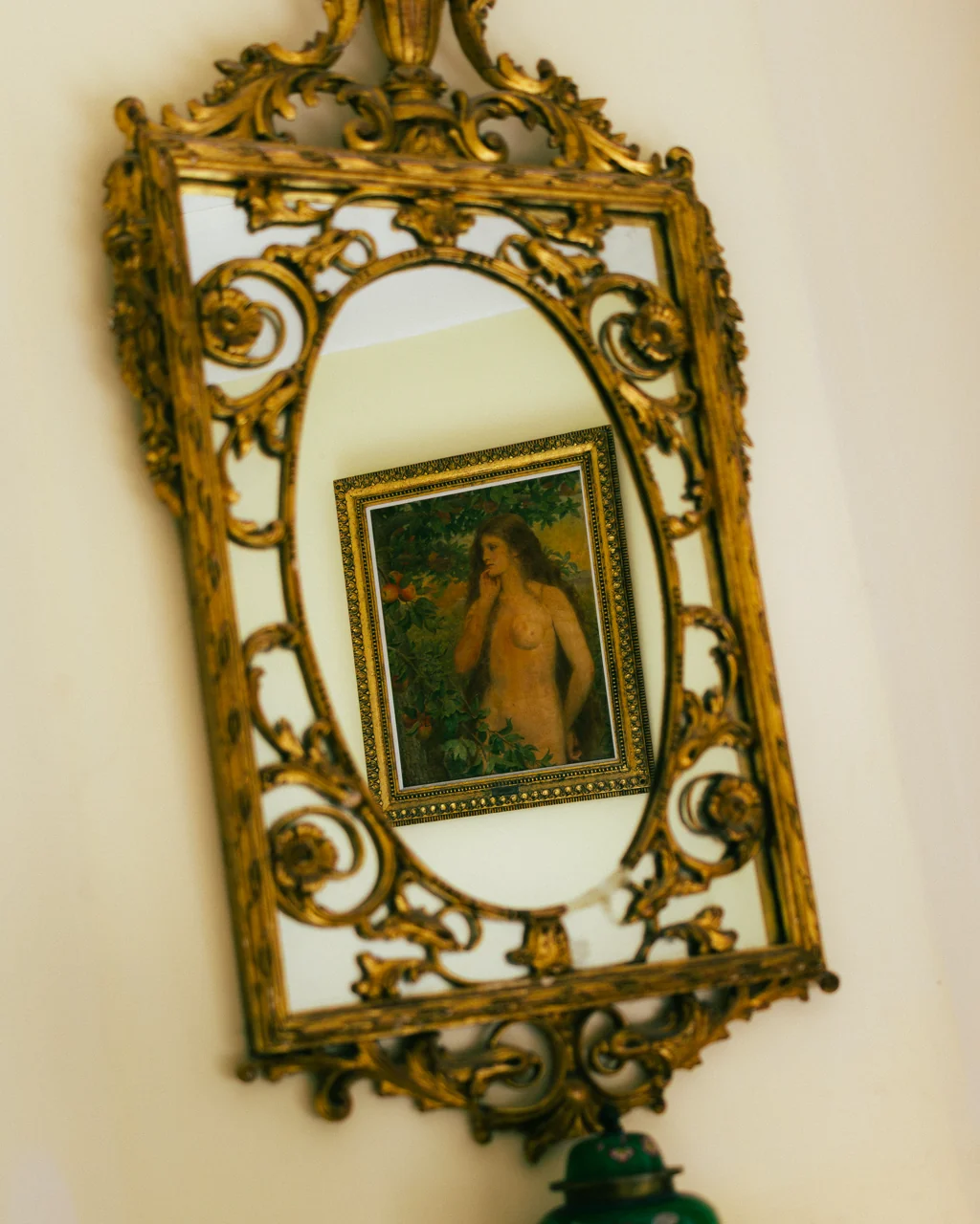 Detalhe de espelho dourado ornamentado emoldurando pintura clássica, Hotelinho da Urca