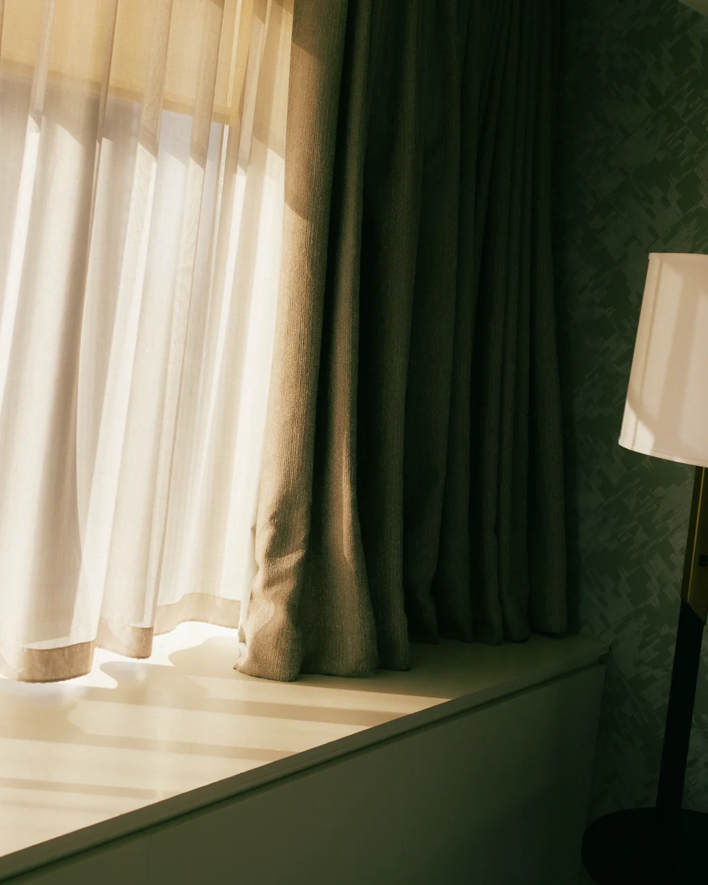 Cortinas e luz natural suave em quarto do Le Centre Sheraton, Montréal