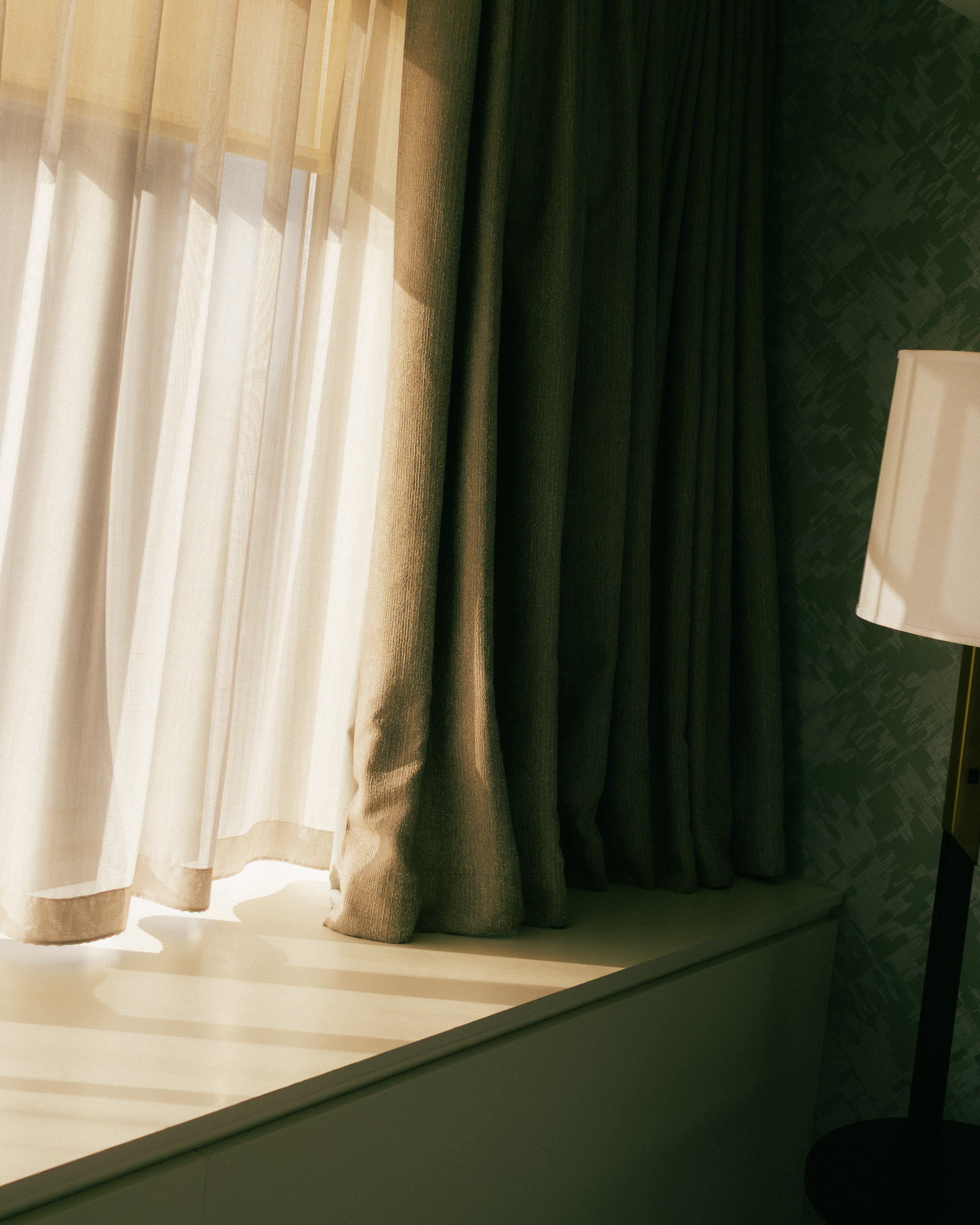Cortinas e luz natural suave em quarto do Le Centre Sheraton, Montréal